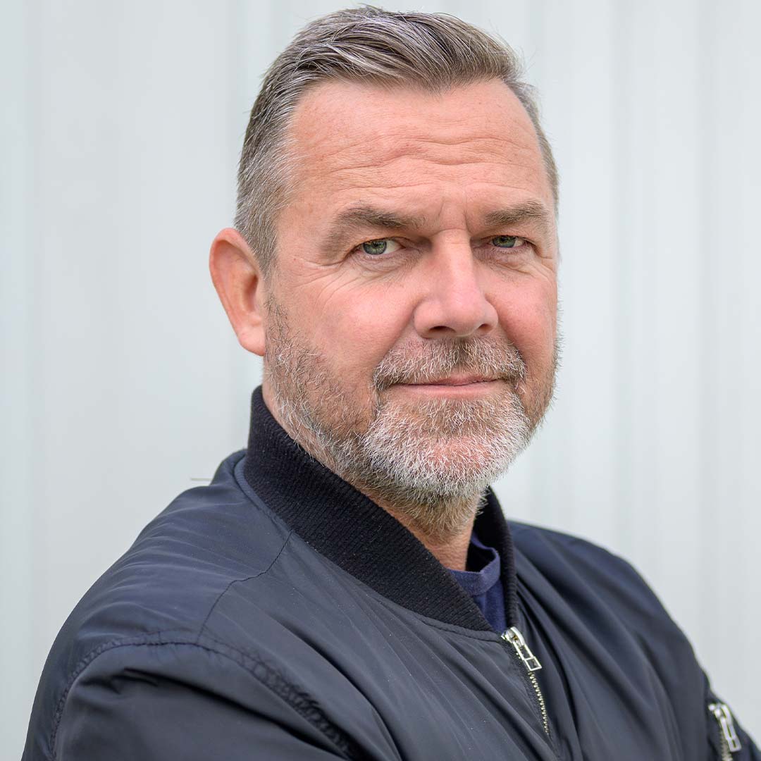 Zufriedene Kundenbewertung eines Kassenkundens