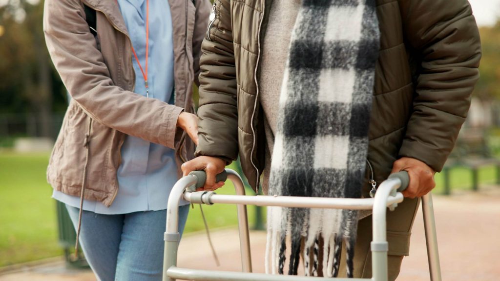 Unterstützung im Alltag nach §45a SGB XI – sichere Begleitung für Senioren